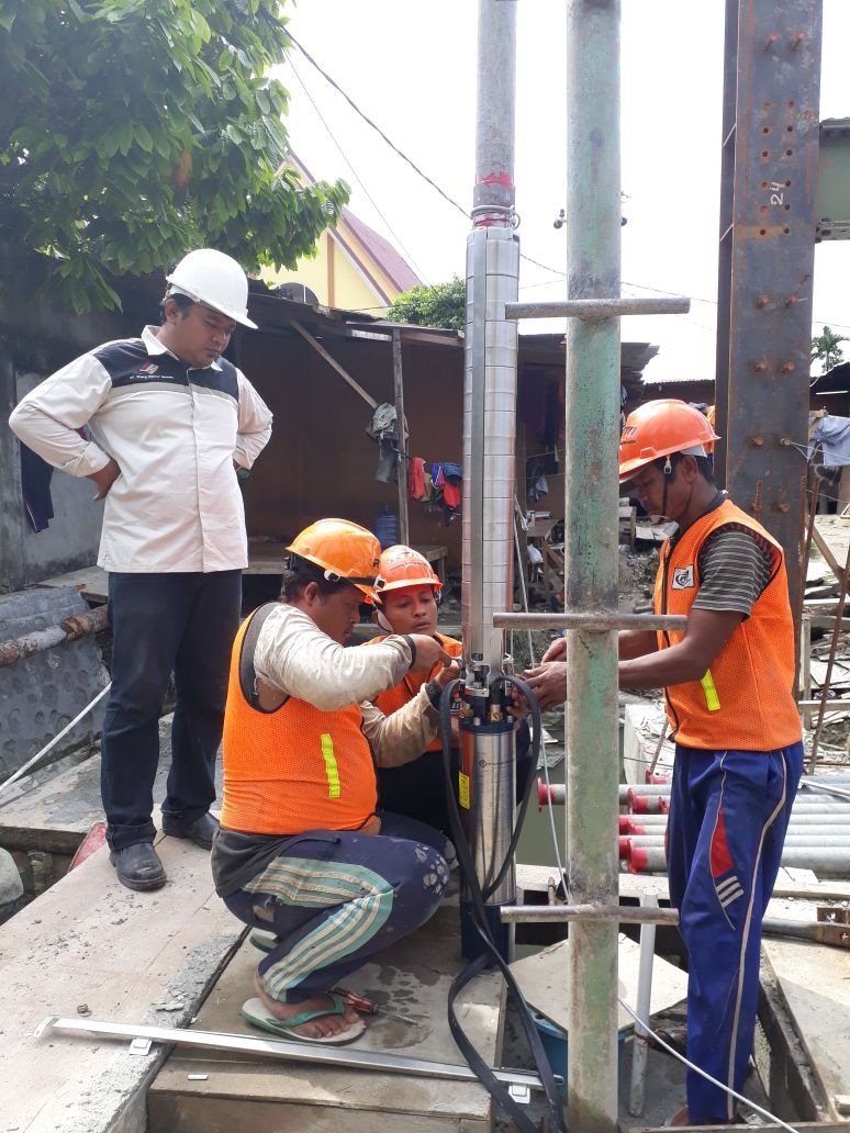 Jasa-Sumur-Bor-Surabaya-05 Di sisi lain, Undang-Undang No. 17 Tahun 2019 tentang Sumber Daya Air (UU SDA) menjadi payung hukum utama dalam pengelolaan air di Indonesia. Harmonisasi kebijakan SIPA dengan UU SDA menjadi penting agar tercipta sistem pengelolaan air yang adil, lestari, dan berkelanjutan.